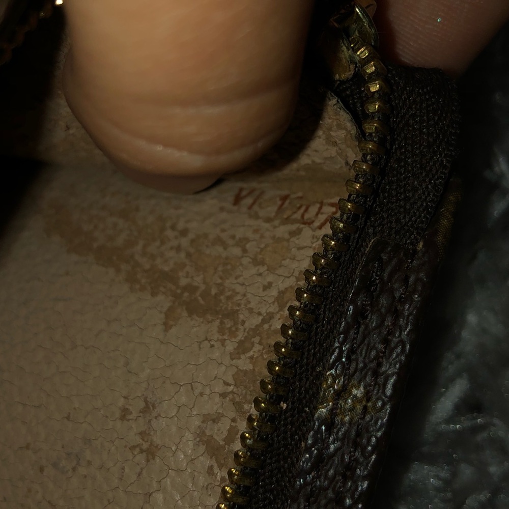 Louis Vuitton Cosmetic Bag - Picture 5 of 8